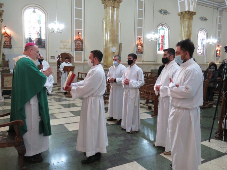 Mons. Azpiroz Costa confirió el Acolitado a cuatro seminaristas Mons. Azpiroz Costa confirió el Acolitado a cuatro seminaristas