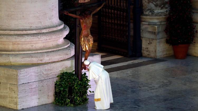 Mons. Buenanueva: "¿Qué vemos cuando contemplamos la cruz de Cristo?"