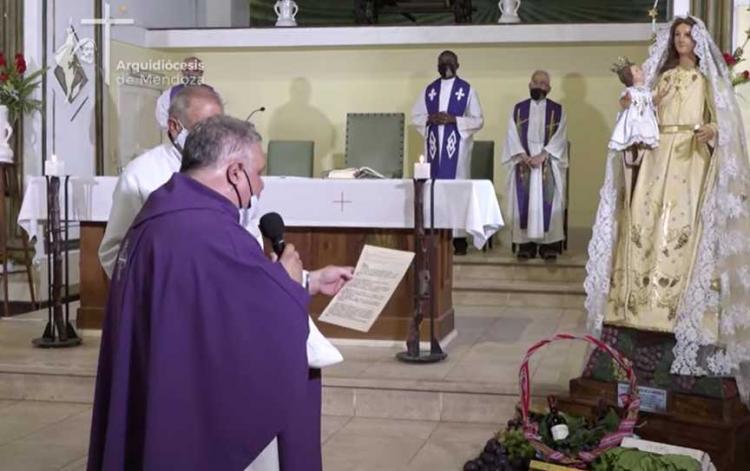 Mons. Colombo bendijo los frutos de la tierra ante la Virgen de la Carrodilla Mons. Colombo bendijo los frutos de la tierra ante la Virgen de la Carrodilla