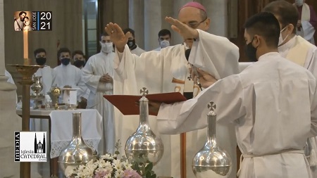 Mons. Fernández al clero platense: "Volvamos con gratitud a esa unción recibida"