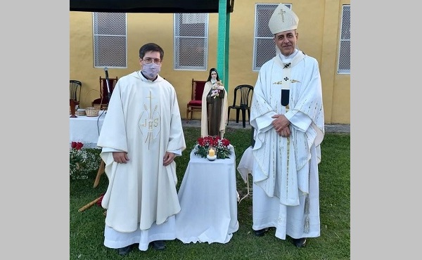Mons. Fernández anunció la creación de la parroquia "Santa Teresita y Santo Cura Brochero"