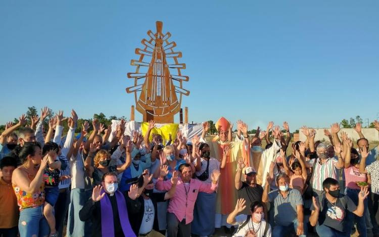 Mons. Fernández bendijo una imagen de la Virgen realizada por Alejandro Marmo Mons. Fernández bendijo una imagen de la Virgen realizada por Alejandro Marmo