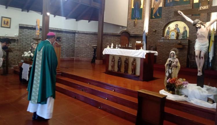 Mons. Fernández reza con la comunidad por la recuperación de un párroco Mons. Fernández reza con la comunidad por la recuperación de un párroco
