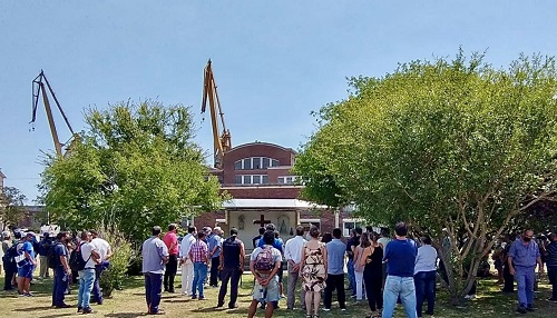 Mons. Fernández visitó y alentó a los trabajadores del Astillero Río Santiago Mons. Fernández visitó y alentó a los trabajadores del Astillero Río Santiago