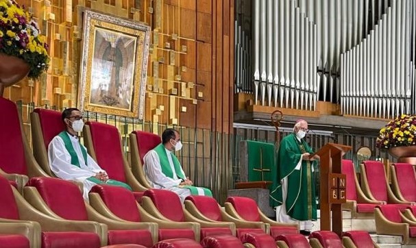 Mons. Lozano le reza a la Virgen de Guadalupe por la arquidiócesis de San Juan Mons. Lozano le reza a la Virgen de Guadalupe por la arquidiócesis de San Juan