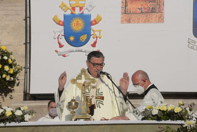 Mons. Martín pide a la Virgen que ampare a Rosario de la violencia y el narcotráfico Mons. Martín pide a la Virgen que ampare a Rosario de la violencia y el narcotráfico