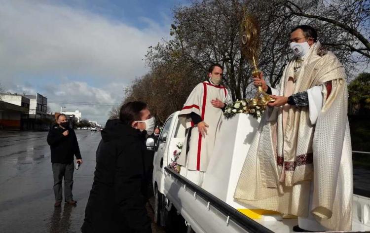 Mons. Mestre: "En Corpus, presencia de Dios que se queda en medio de su Pueblo"