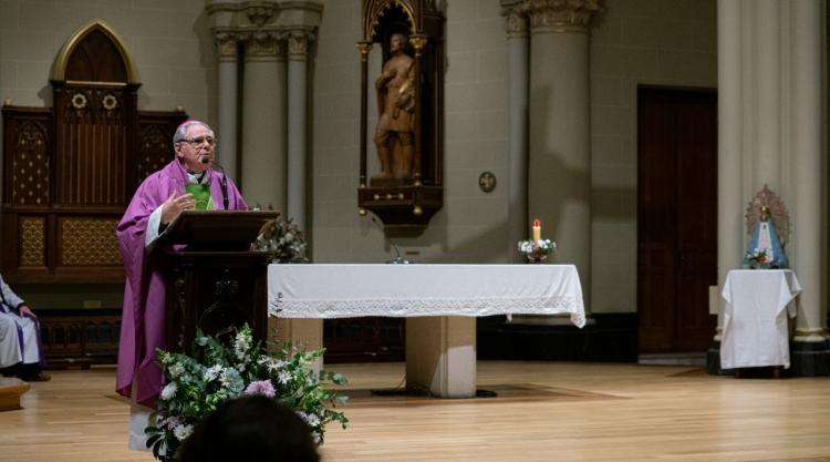 Mons. Ojea rezó por los muertos en pandemia y llevó consuelo a sus familias