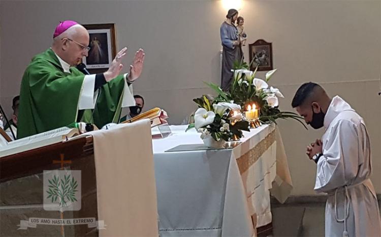 Mons. Olivera alienta al servicio al instituir en el acolitado a un seminarista castrense Mons. Olivera alienta al servicio al instituir en el acolitado a un seminarista castrense