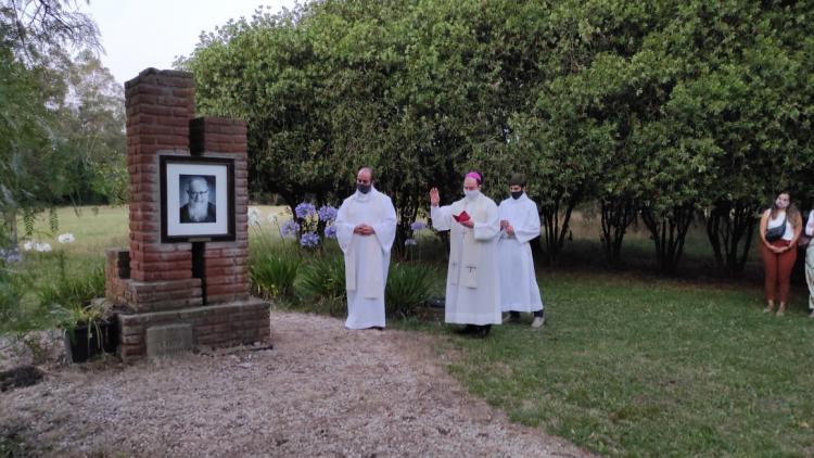 Mons. Quintana bendijo una imagen del fundador del Movimiento de Schoenstatt Mons. Quintana bendijo una imagen del fundador del Movimiento de Schoenstatt