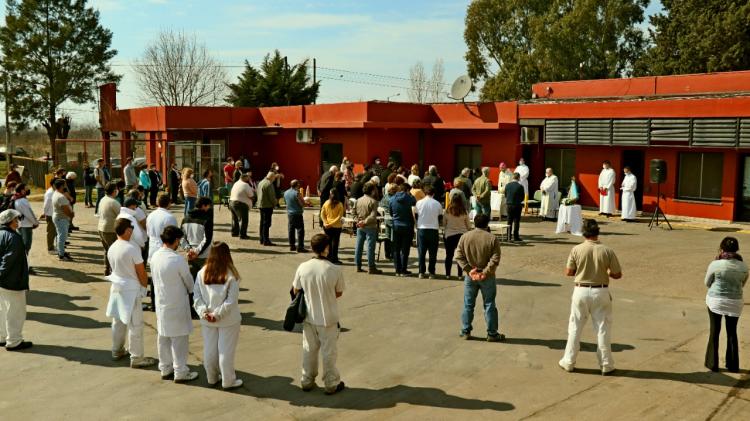 Mons. Scheinig celebró la Eucaristía en una fábrica de Suipacha