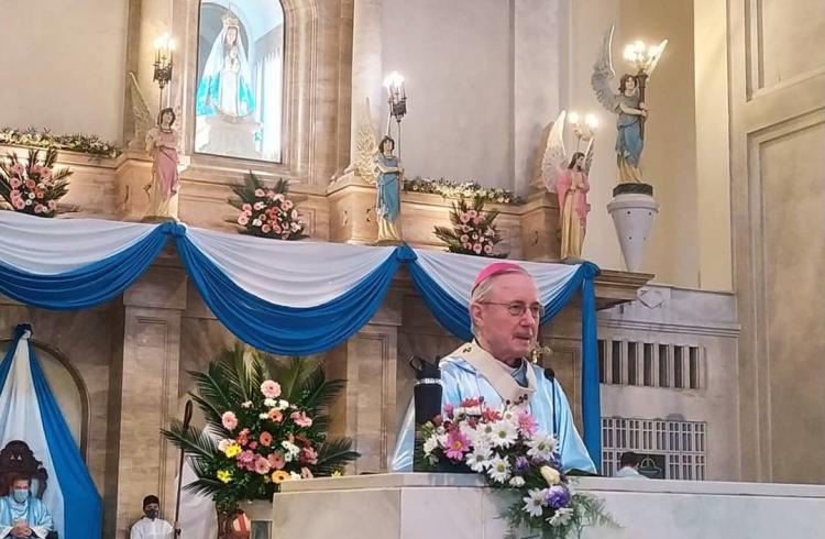 Mons. Stanovnik renovó la consagración de los correntinos a la Virgen de Itatí Mons. Stanovnik renovó la consagración de los correntinos a la Virgen de Itatí