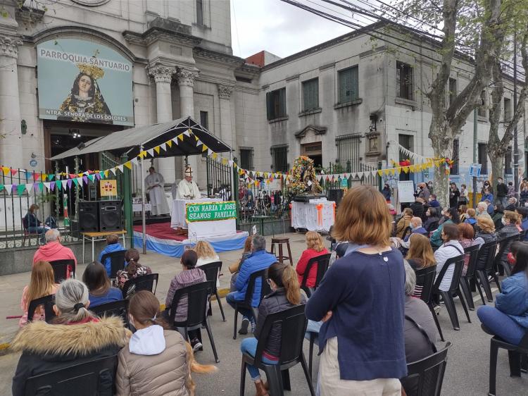 Mons. Ares presidió las fiestas patronales de Nuestra Señora de los Dolores en Caballito Mons. Ares presidió las fiestas patronales de Nuestra Señora de los Dolores en Caballito