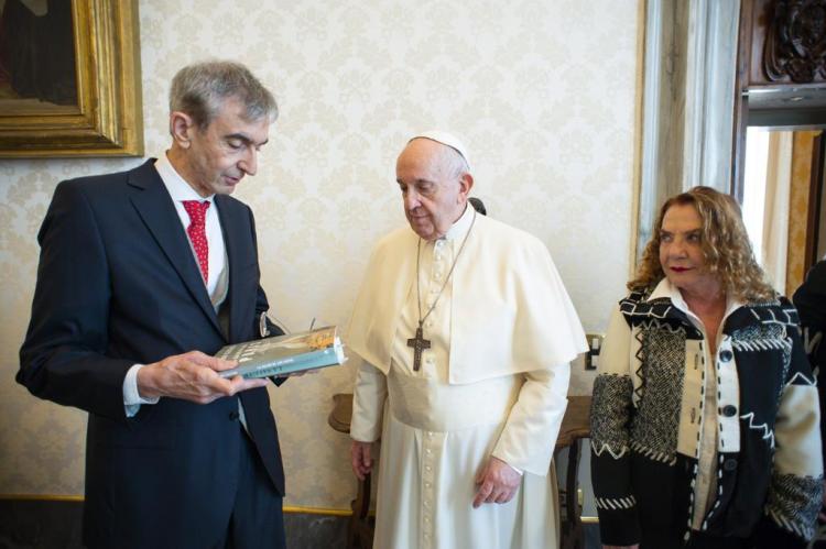 Nelson Castro llevó a Francisco edición italiana del libro sobre la salud de los papas Nelson Castro llevó a Francisco edición italiana del libro sobre la salud de los papas