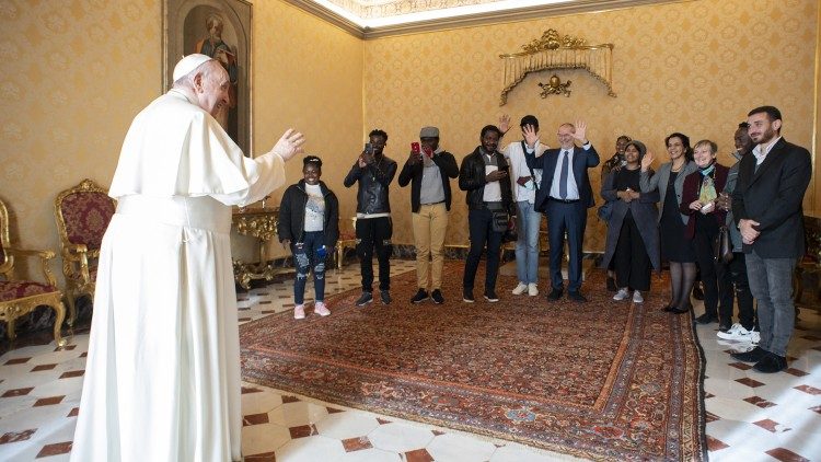 "¡Nos salvaste!": En su cumpleaños, el Papa recibió a refugiados