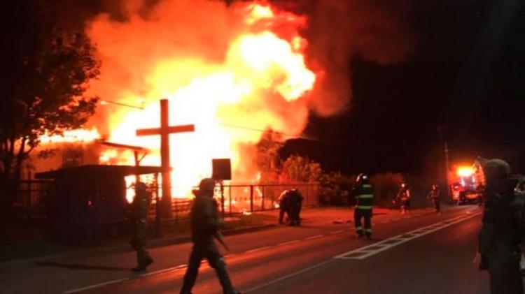 Quema de iglesias en Chile: "Estos actos hieren la libertad religiosa", lamentan los obispos Quema de iglesias en Chile: "Estos actos hieren la libertad religiosa", lamentan los obispos