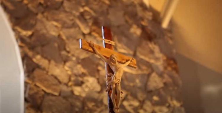 Rezan a un Cristo Crucificado tallado en Alemania por el fin de la pandemia Rezan a un Cristo Crucificado tallado en Alemania por el fin de la pandemia