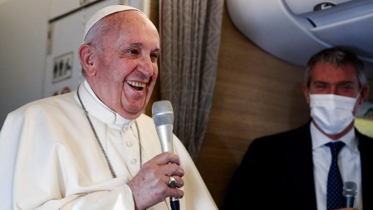 Rueda de prensa del Papa en el vuelo de regreso de Irak a Roma Rueda de prensa del Papa en el vuelo de regreso de Irak a Roma