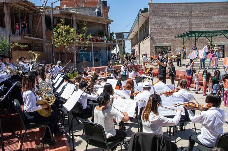 Scholas y el Teatro Colón realizan jornadas artísticas en el Barrio 31