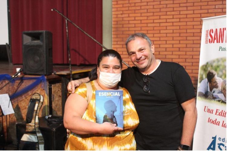 Se presentó el libro "Ser esencial", un llamado a visibilizar a los que cuidan la vida Se presentó el libro "Ser esencial", un llamado a visibilizar a los que cuidan la vida