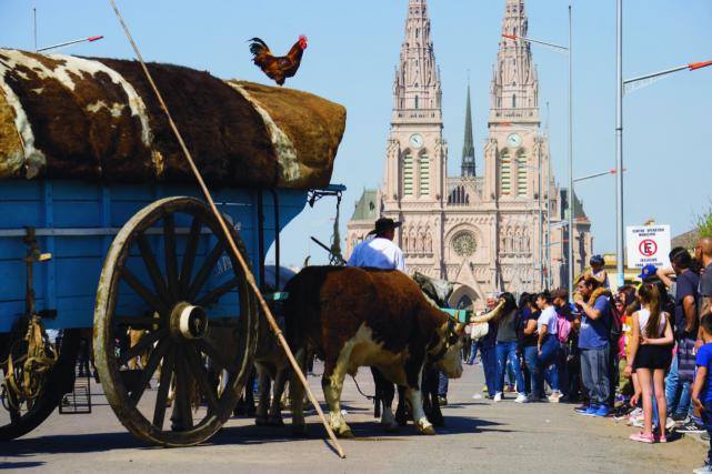 Un libro recorre en imágenes la devoción de los argentinos Un libro recorre en imágenes la devoción de los argentinos