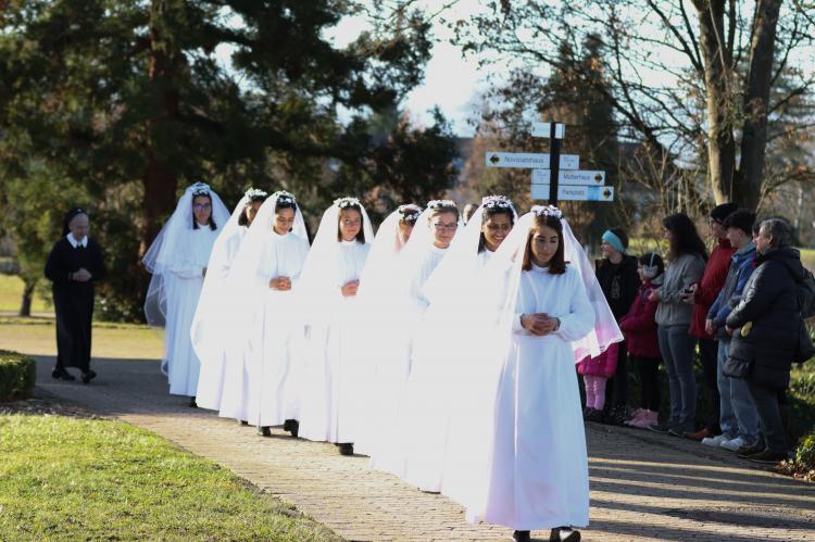 Nueve novicias recibieron el vestido como Hermanas de María de Schoenstatt Nueve novicias recibieron el vestido como Hermanas de María de Schoenstatt