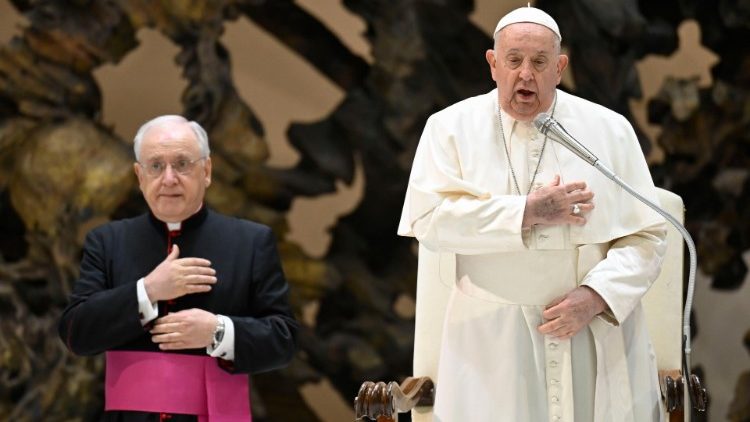 A pesar de la gripe, el Papa celebra la audiencia general A pesar de la gripe, el Papa celebra la audiencia general
