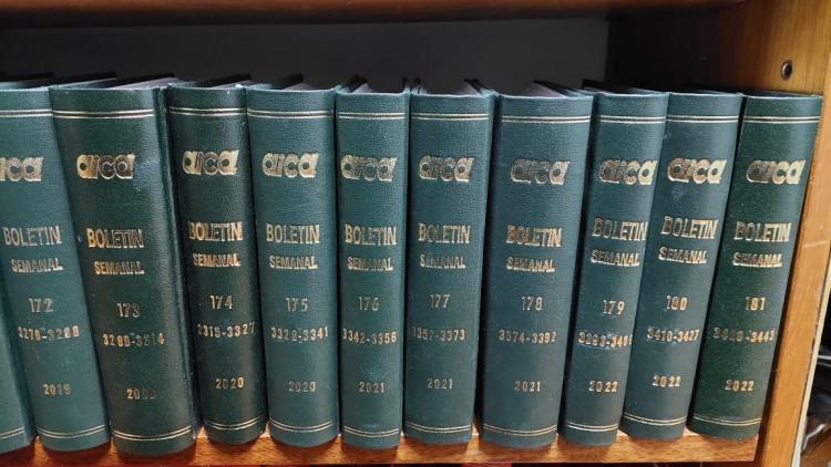 AICA entregó a la Biblioteca Nacional 3 tomos de su boletín semanal AICA entregó a la Biblioteca Nacional 3 tomos de su boletín semanal