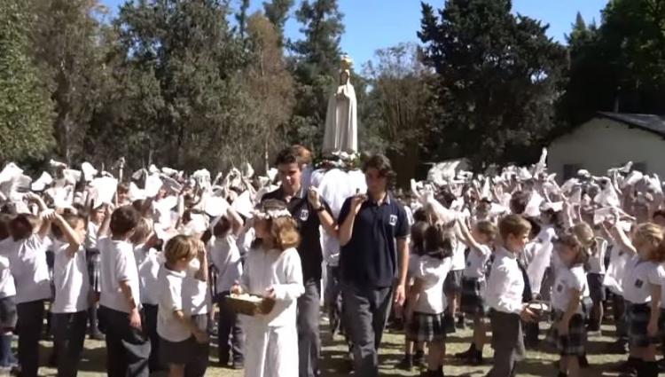 Alumnos del colegio San Pablo invitan a "elevar nuestras voces" por la paz