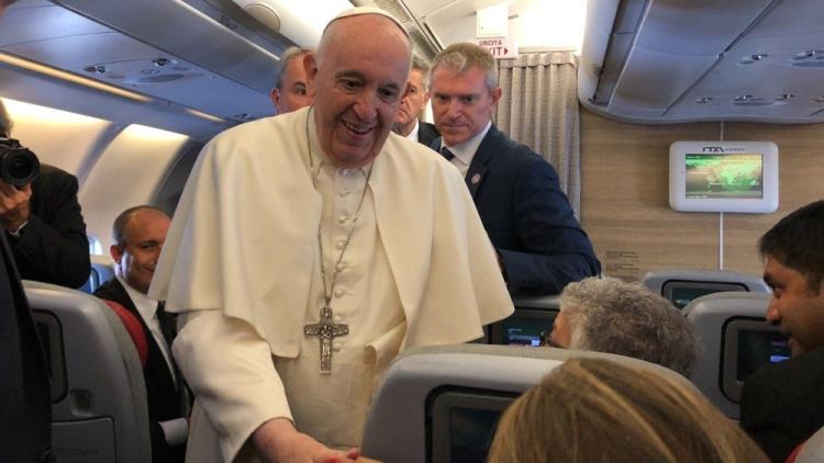 Ángelus en vuelo: El Papa valoró a los abuelos, de quienes hemos recibido la historia Ángelus en vuelo: El Papa valoró a los abuelos, de quienes hemos recibido la historia