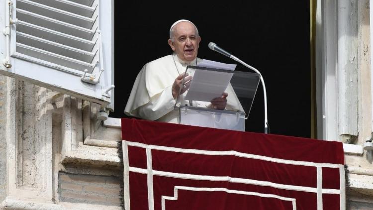 Ángelus: Libres de ataduras para dar lugar al Señor y servir a los demás Ángelus: Libres de ataduras para dar lugar al Señor y servir a los demás