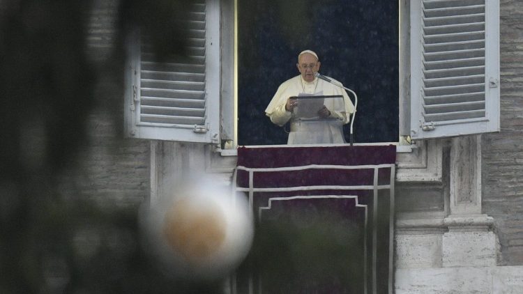 Ángelus: Rezar, aún en las dificultades, nos hace sentir hijos amados por Dios Ángelus: Rezar, aún en las dificultades, nos hace sentir hijos amados por Dios