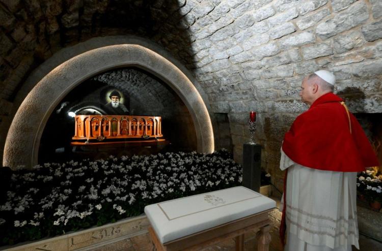 Ante la tumba de San Charbel el Papa evocó las esperanzas y tristezas de Medio Oriente