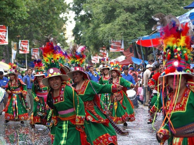 Arzobispo boliviano pidió responsabilidad en los festejos del Carnaval Arzobispo boliviano pidió responsabilidad en los festejos del Carnaval
