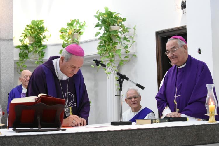 Mons. Luis A. Fernández asumió en la parroquia Santa Teresita del Niño Jesús de Banfield Mons. Luis A. Fernández asumió en la parroquia Santa Teresita del Niño Jesús de Banfield