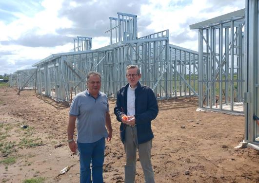 Avanza la obra de 50 viviendas en Bragado a cargo de Cáritas Avanza la obra de 50 viviendas en Bragado a cargo de Cáritas