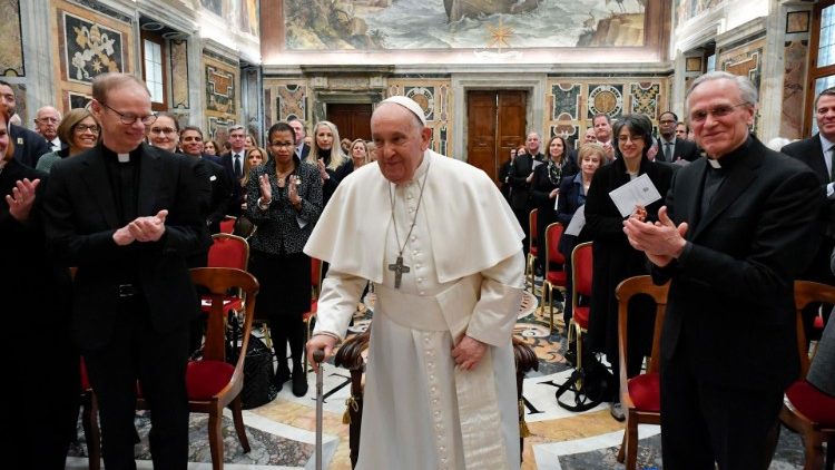 La enseñanza católica 'nos compromete a construir un mundo mejor', asegura el Papa