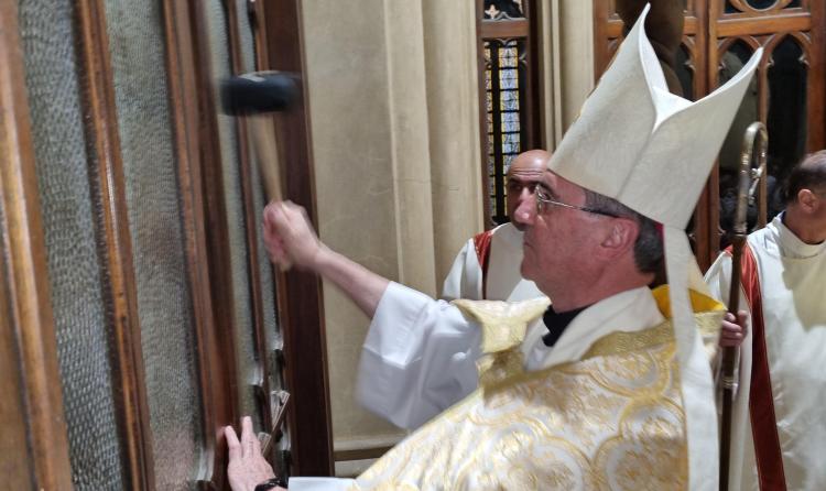 Azul: Mons. Salaberry realizó la apertura de la Puerta Santa Azul: Mons. Salaberry realizó la apertura de la Puerta Santa