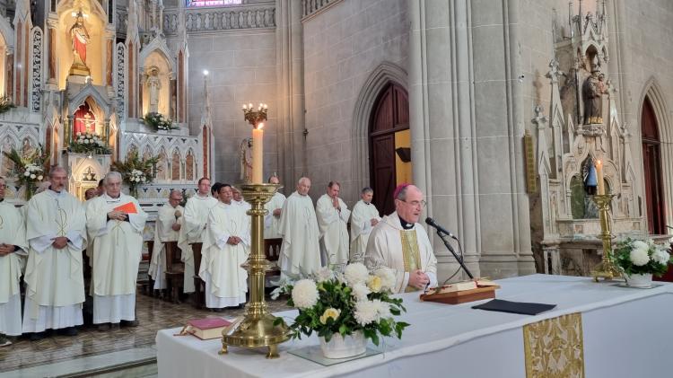 Azul: Mons. Salaberry presidió la misa por el 90° aniversario de la diócesis Azul: Mons. Salaberry presidió la misa por el 90° aniversario de la diócesis