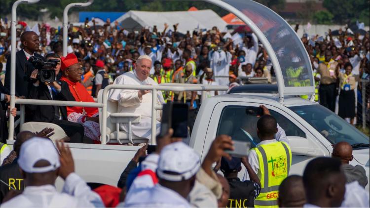 "Baja las armas, abraza la misericordia", exhortó el Papa en una misa multitudinaria "Baja las armas, abraza la misericordia", exhortó el Papa en una misa multitudinaria