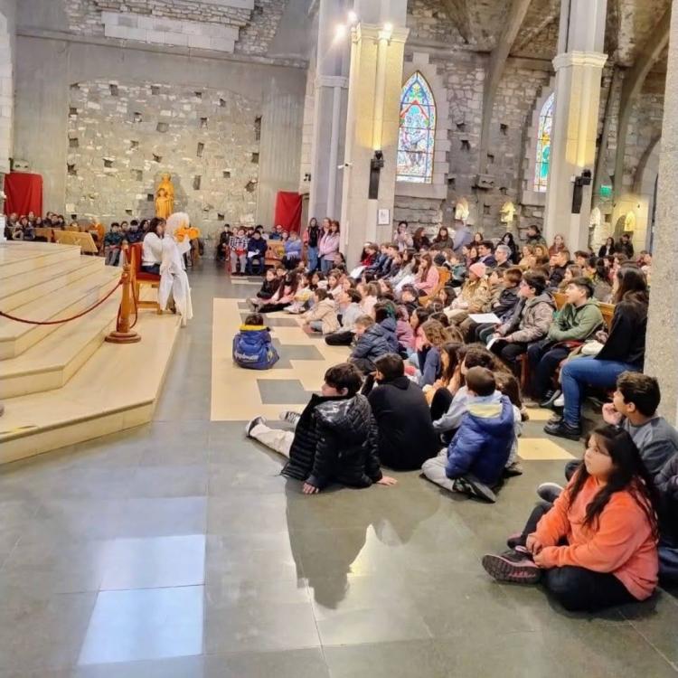 Bariloche: misa de las familias en el inicio del mes de las misiones Bariloche: misa de las familias en el inicio del mes de las misiones
