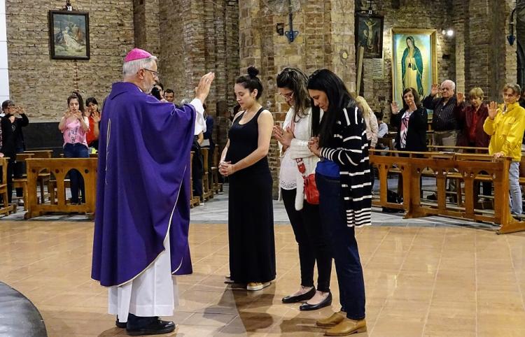 Bendición de jóvenes embarazadas en la catedral de Neuquén Bendición de jóvenes embarazadas en la catedral de Neuquén