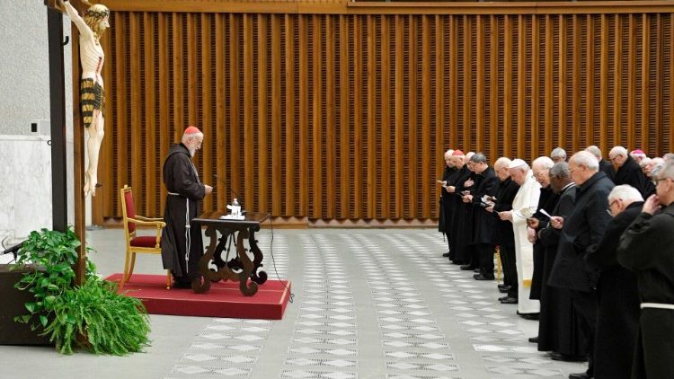 Según el Card. Cantalamessa, Jesús debe estar bien visible en el centro de la Iglesia Según el Card. Cantalamessa, Jesús debe estar bien visible en el centro de la Iglesia