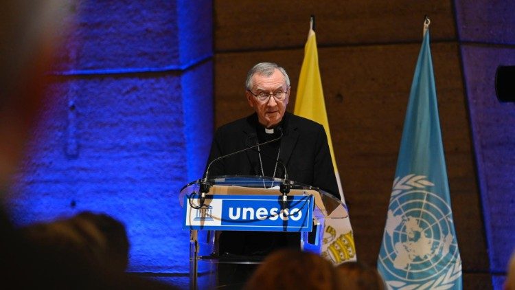 Card. Parolin: No a ideologías que pretenden empoderar a la mujer y terminan degradándola