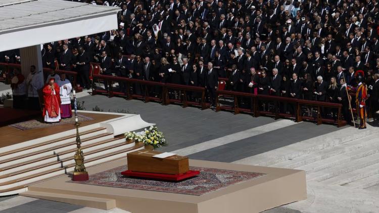 Card. Re: 'Francisco, un Papa entre el pueblo con el corazón abierto a todos' Card. Re: 'Francisco, un Papa entre el pueblo con el corazón abierto a todos'