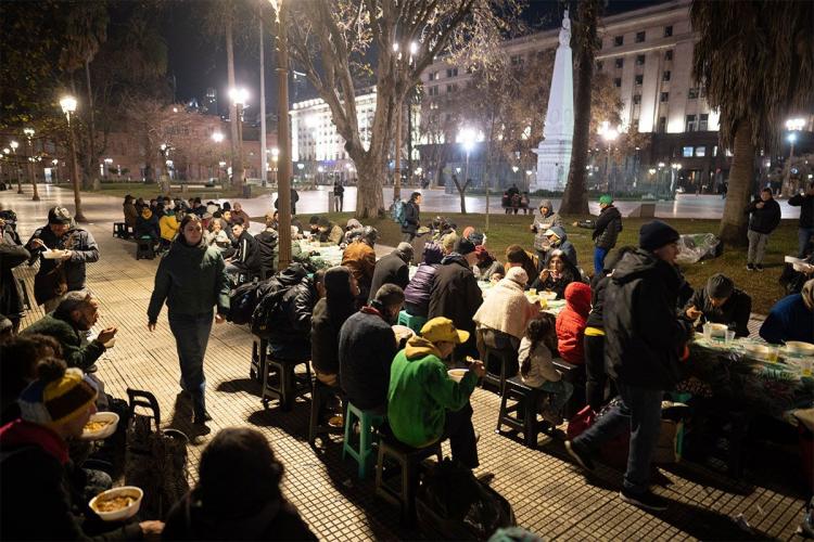 Cáritas Buenos Aires tiende la mesa para los pobres en Plaza de Mayo Cáritas Buenos Aires tiende la mesa para los pobres en Plaza de Mayo
