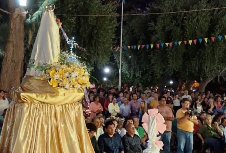 Cientos de peregrinos llevaron sus intenciones a la Virgen de Andacollo Cientos de peregrinos llevaron sus intenciones a la Virgen de Andacollo