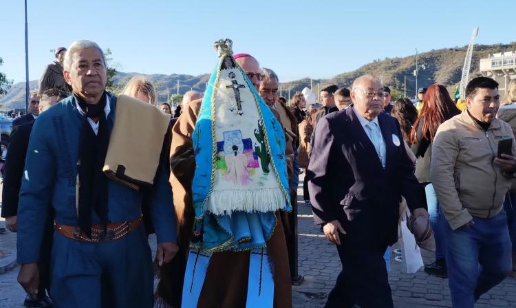 Catamarca: la Virgen del Valle estrenó un nuevo manto alusivo a la Fiesta del Poncho