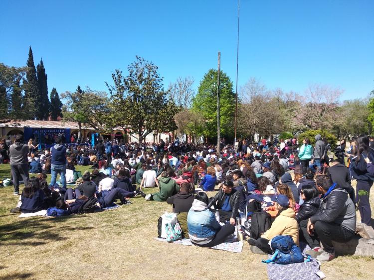 Cerca de mil estudiantes de Quilmes participaron de un encuentro en Bosques Cerca de mil estudiantes de Quilmes participaron de un encuentro en Bosques