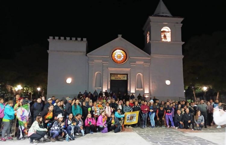 Cientos de fieles caminaron 'Tras las huellas del beato' en Catamarca Cientos de fieles caminaron 'Tras las huellas del beato' en Catamarca